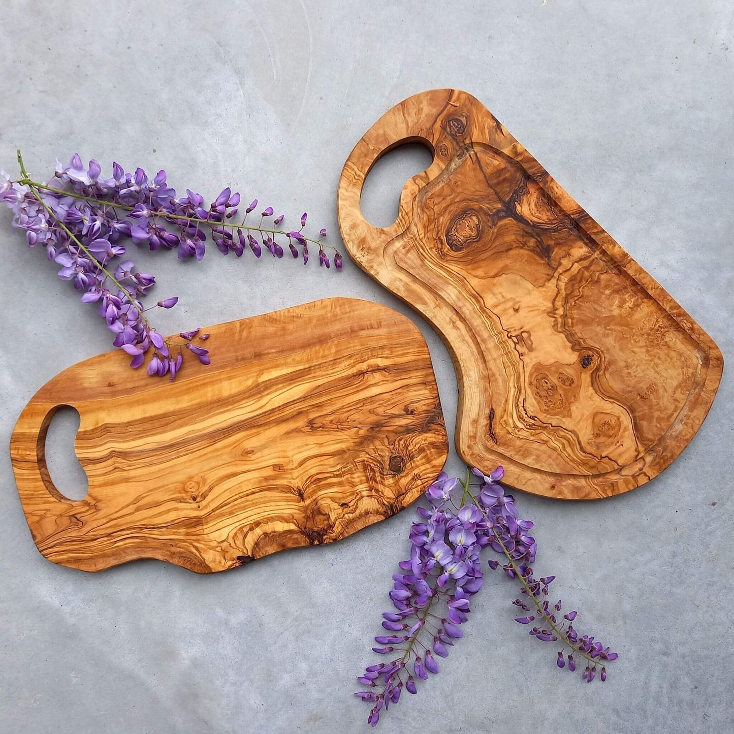 Olive wood board with groove and handle - Unik by Nature