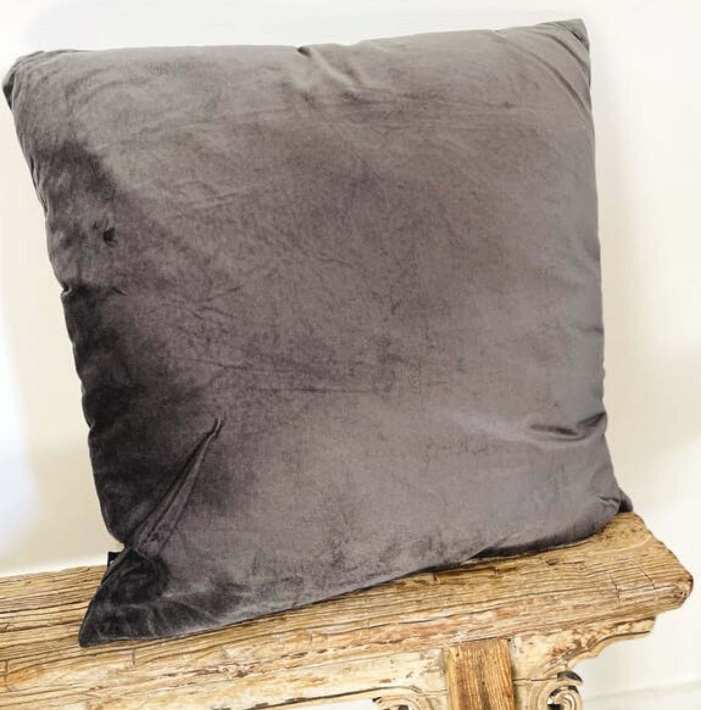 Cushion Vintage velvet warm Grey with filling - Unik by Nature