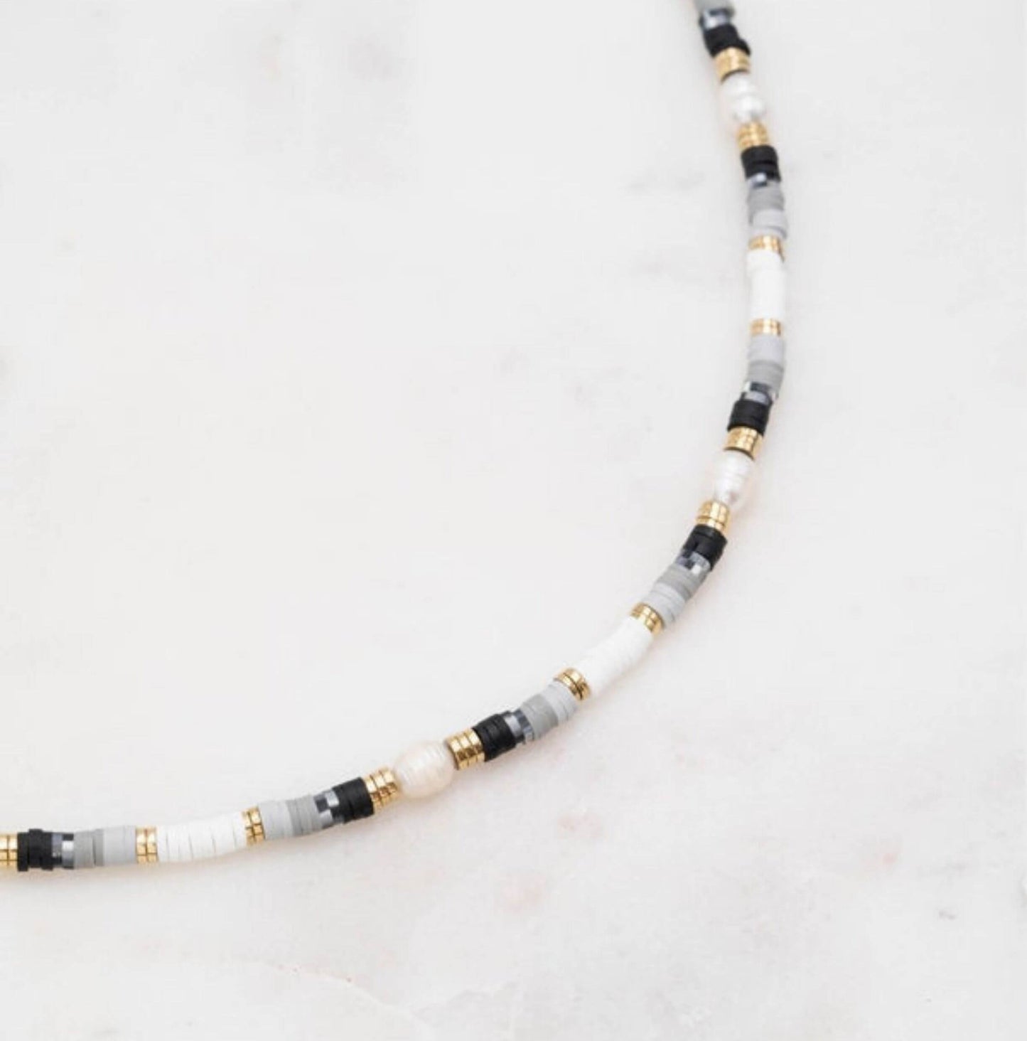 Golden and black Necklace with freshwater pearls and heishi beads - Unik by Nature