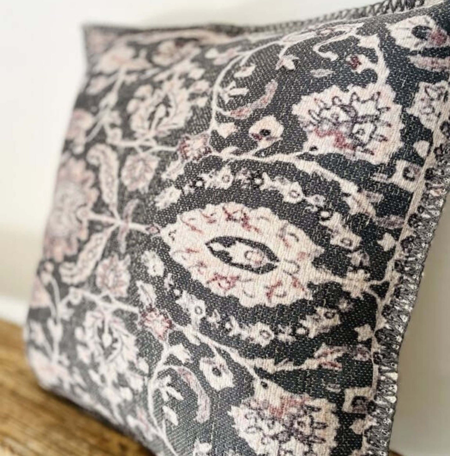 Cushion Damask vintage Grey with filling - Unik by Nature