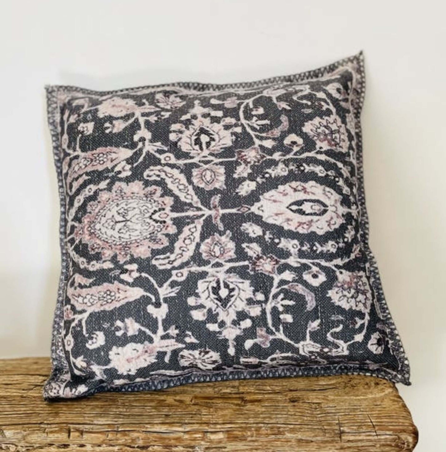 Cushion Damask vintage Grey with filling - Unik by Nature