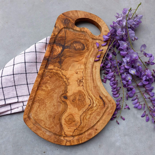 Olive wood board with groove and handle - Unik by Nature