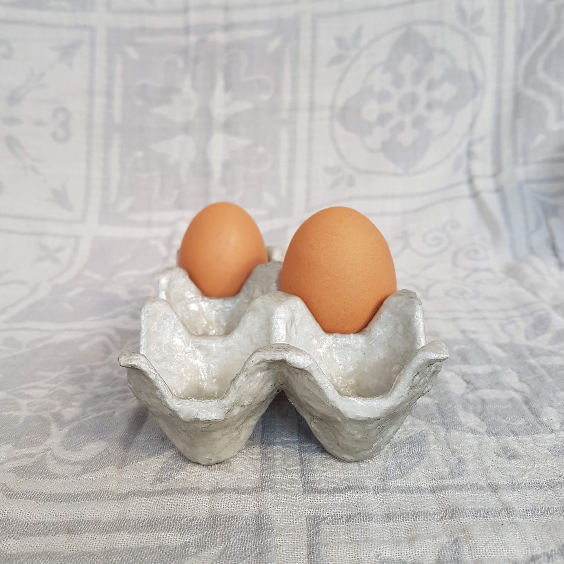 Egg holder - Capiz shell and recycled cardboard - Unik by Nature