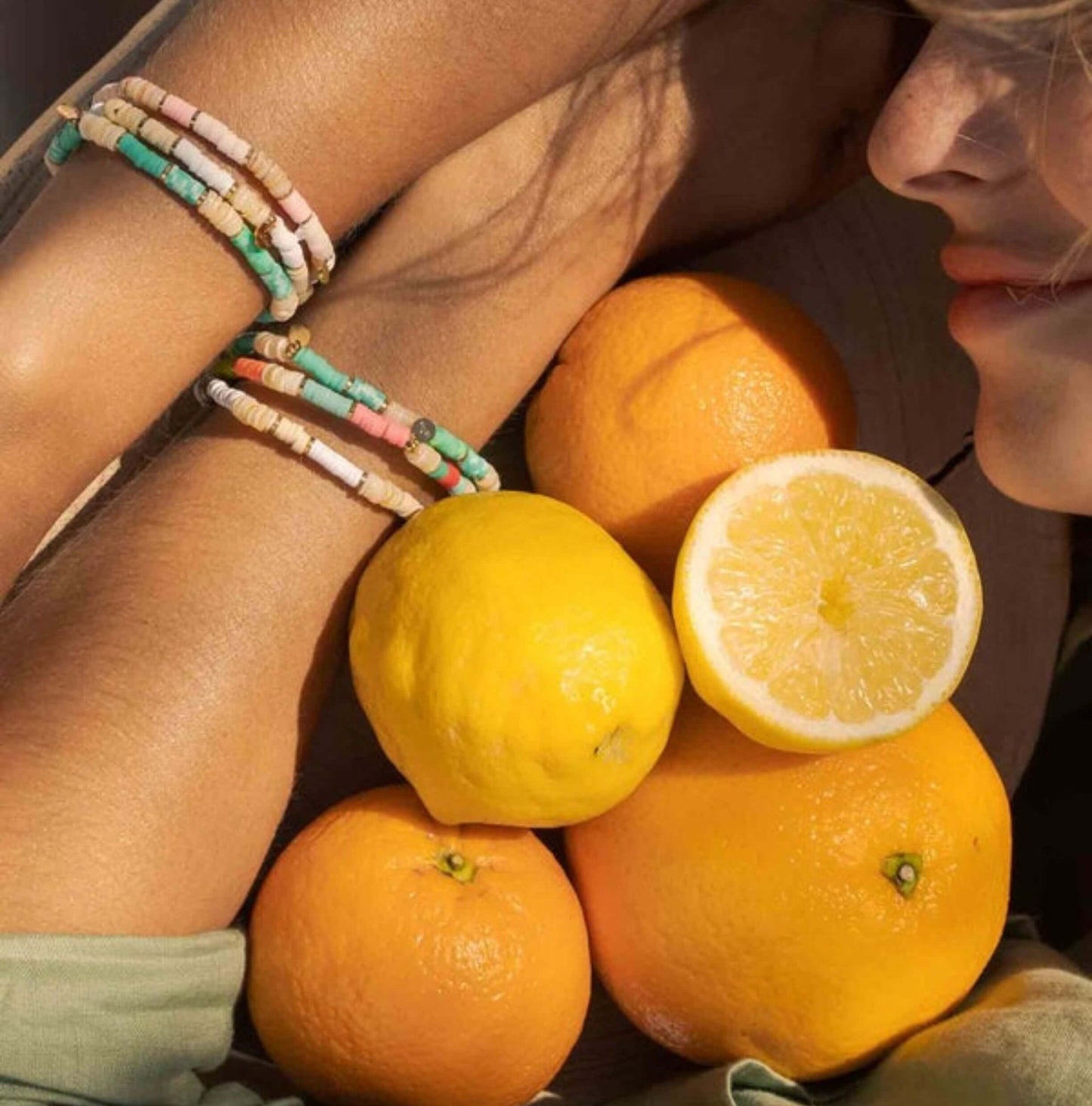 Golden and white bracelet Boraelle with Heishi beads - Unik by Nature