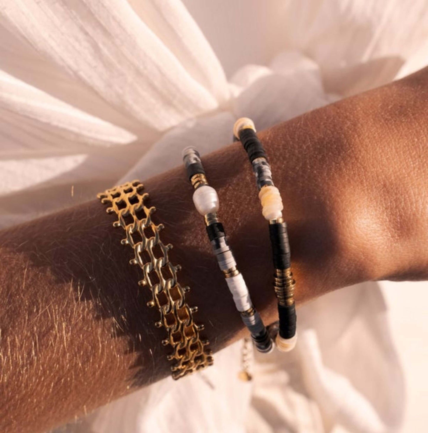 Golden and black bracelet Boramina with freshwater pearls and Heishi beads - Unik by Nature
