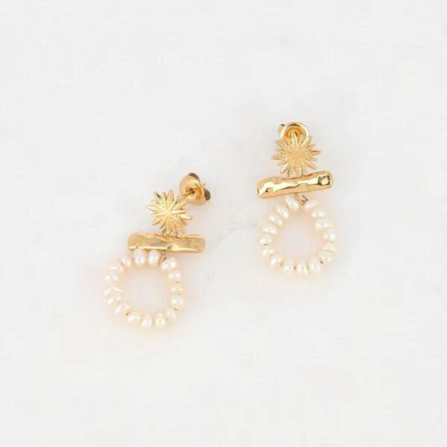Golden Athéalista earrings with freshwater pearls - Unik by Nature